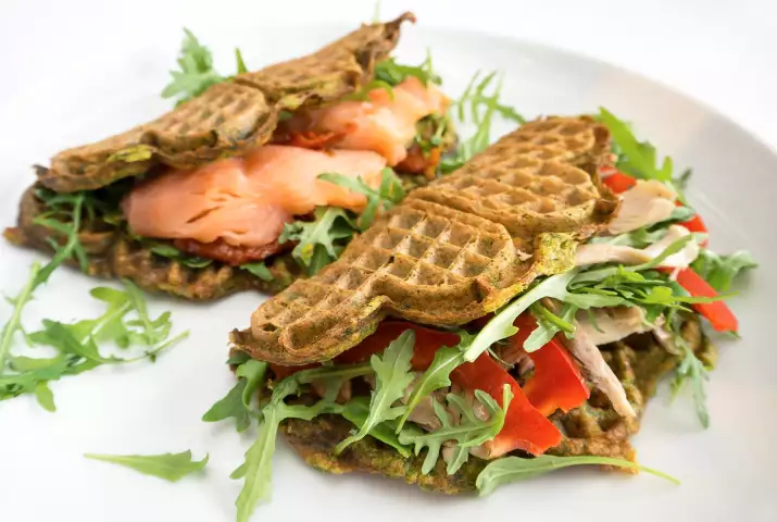 Grønnsakvaffel med salat og fisk