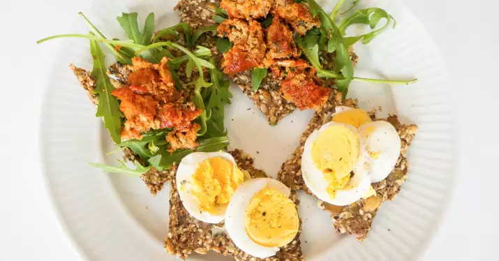 Knekkebrød med markell og egg